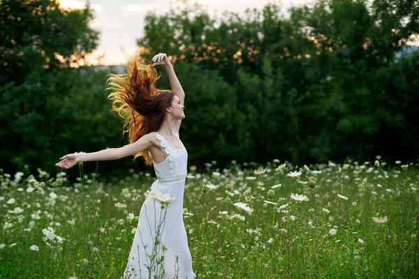 Kvinna i vit klänning poserar dans natur sommar — Stockfoto