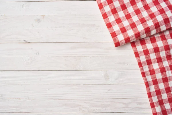 Kırmızı kareli masa örtüsü ahşap arkaplan desenli mutfak dekorasyonu