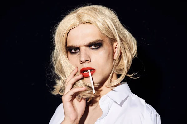 Muž v dámské paruce crossdresser make-up lgbt komunita — Stock fotografie