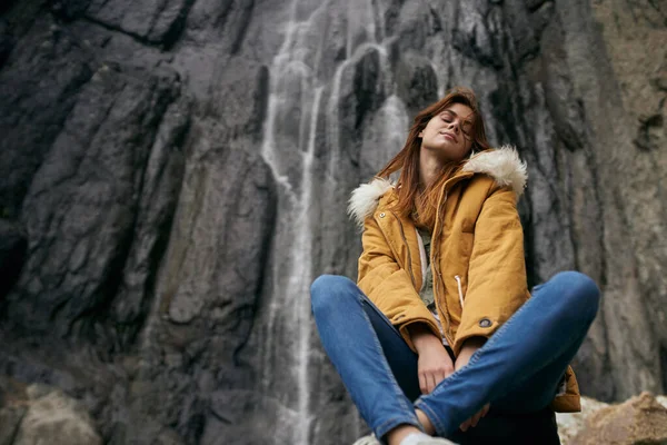 Sırt çantalı kadın yürüyüşçü dağlarda yolculuk özgürlüğü.