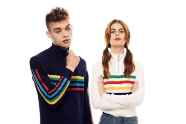 Beyaz tişörtlü çift lgbt bayrağı cinsiyet değiştiren cinsel azınlıklar