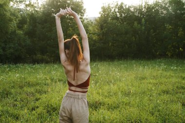 Kadınlar açık havada eğlence yazları temiz hava