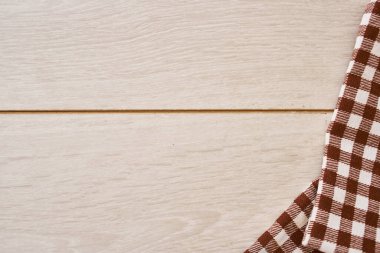 Ahşap desenli ekose masa örtüsü mutfak tekstil tasarımı