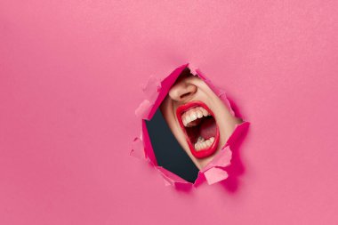 Neşeli kadın posteri, pembe arka plan ve kırmızı dudaklar.