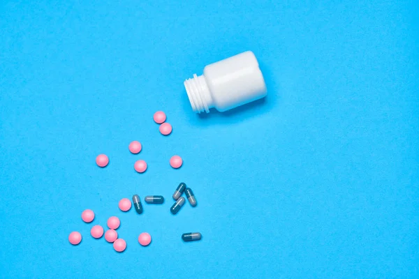Різнокольорові таблетки вітаміни капсули медицина ізольований фон — стокове фото