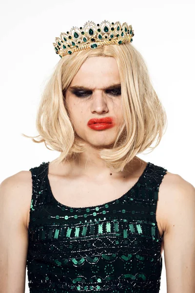 Homme en femme robe perruque maquillage posant bisexuel — Photo