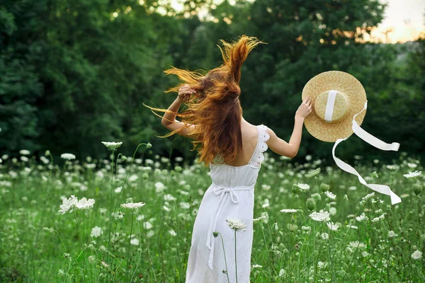 Vacker kvinna i ett fält i naturen vit klänning frisk luft — Stockfoto