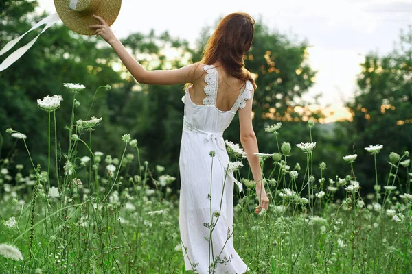 Femme en robe blanche fleurs liberté marcher air frais — Photo