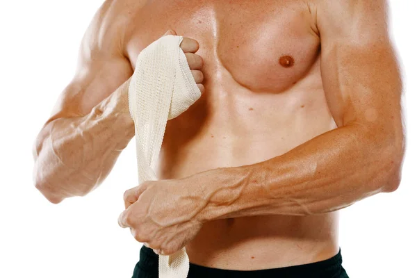 Спортивный мужчина мускулистый обнаженный торс боксер фитнес упражнения перевязанная рука — стоковое фото