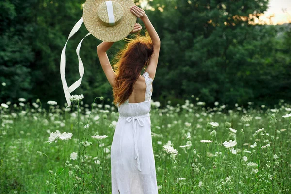 Mujer bonita en un campo en la naturaleza vestido blanco aire fresco — Foto de Stock