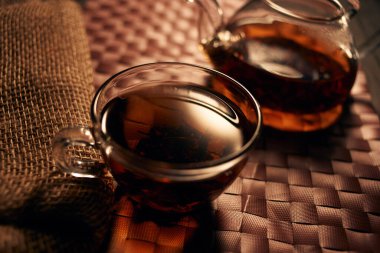 Taze demlenmiş çay, sıcak içecek, sabah kahvaltısı, doğal ürün.