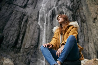 Sırt çantalı kadın yürüyüşçü dağlarda yolculuk özgürlüğü.