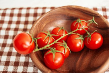 Sebzeler tahta kiraz domatesleri organik ahşap arka plan