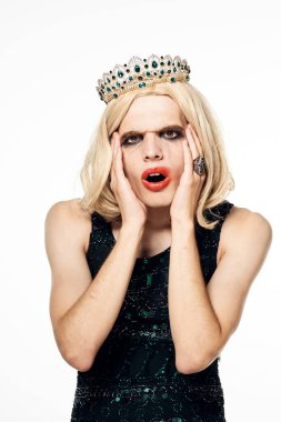 Siyah elbiseli adam kadın kozmetik elbiseli erkek poz veriyor.