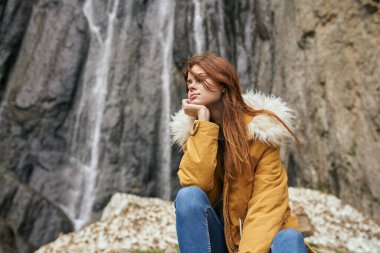 Sırt çantalı kadın yürüyüşçü dağlarda yolculuk özgürlüğü.
