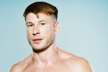 Havalı vücut egzersizi yapan yakışıklı sporcu.