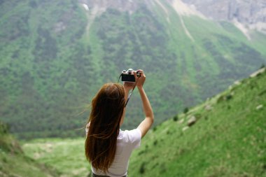 Kadın turist dağları doğa gezisi