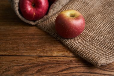 Tahta masadaki elmalar vitaminler taze meyveler organik