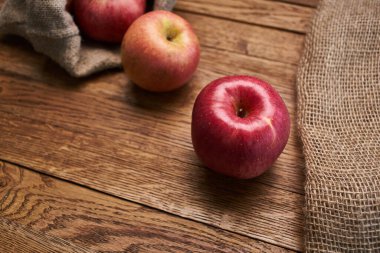 Tahta masadaki elmalar vitaminler taze meyveler organik