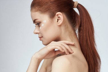 Güzel kızıl saçlı kadın temiz cilt sağlığı açık arka plan pozu veriyor