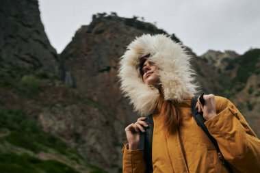 Sırt çantalı kadın yürüyüşçü dağlarda yolculuk özgürlüğü.