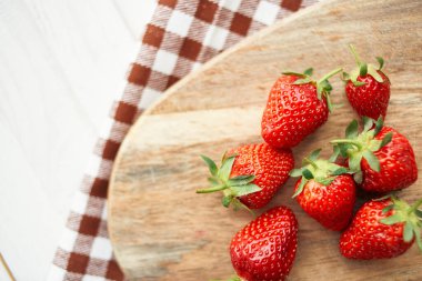 Tahta üzerinde taze çilekler meyve vitaminleri yaz mevsimi