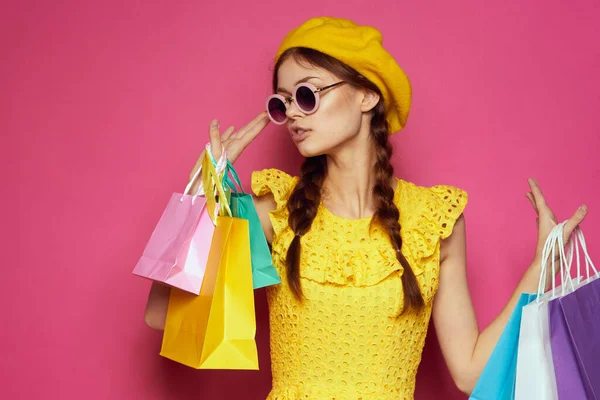 Гламурна жінка в жовтому капелюсі Shopaholic модний стиль рожевий фон — стокове фото