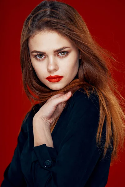 Bonita mulher com lábios vermelhos cabelo vermelho Glamour posando fundo vermelho — Fotografia de Stock