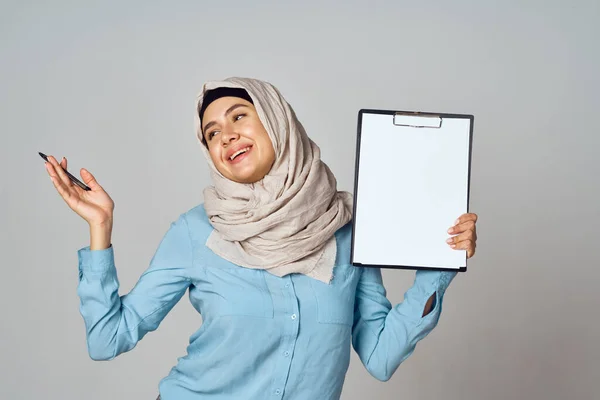 戴头巾的穆斯林妇女从事办公室工作 — 图库照片
