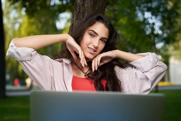 Kobieta z laptopem student szkolenia Styl życia Świeże powietrze — Zdjęcie stockowe
