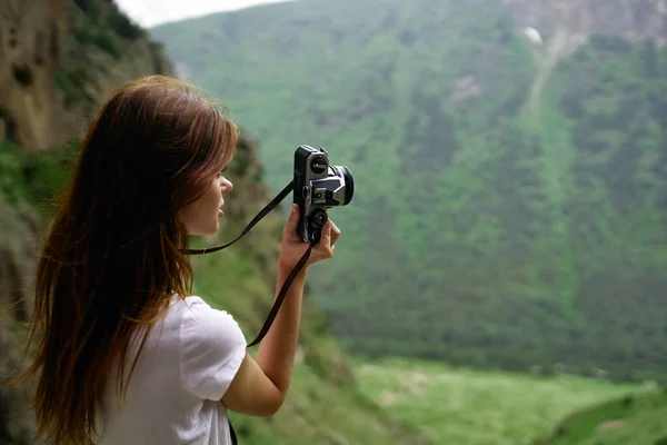Kadın fotoğrafçı açık hava dağları manzara gezisi profesyonel — Stok fotoğraf