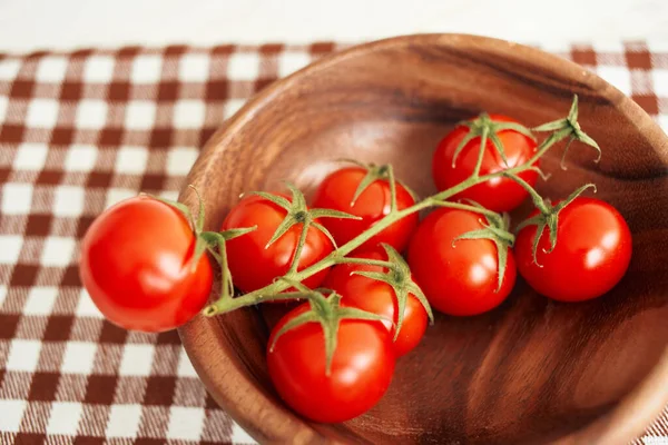 Sebzeler tahta kiraz domatesleri organik ahşap arka plan