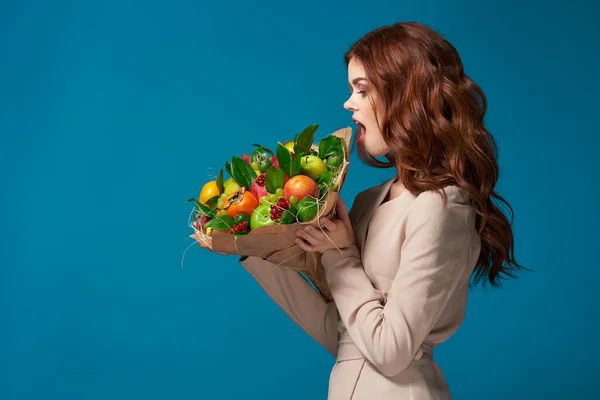Jolie femme beige manteau bouquet de fruits dans les mains Studio Model — Photo