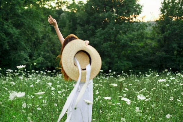 Bella donna in un campo in natura vestito bianco aria fresca — Foto Stock