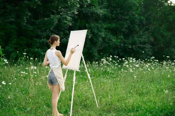 Kadın ressam manzara çiziyor doğa yaratıcı çiziyor — Stok fotoğraf