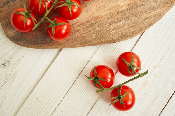 Verduras Tomates cherry sobre un fondo de madera de tabla de cortar —  Fotos de Stock