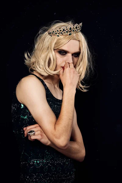 Mężczyzna w kobiety sukienka peruka makijaż pozowanie biseksualny — Zdjęcie stockowe
