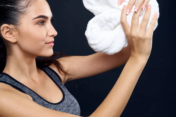 Sportovní žena s ručníkem cvičení fitness životní styl — Stock fotografie