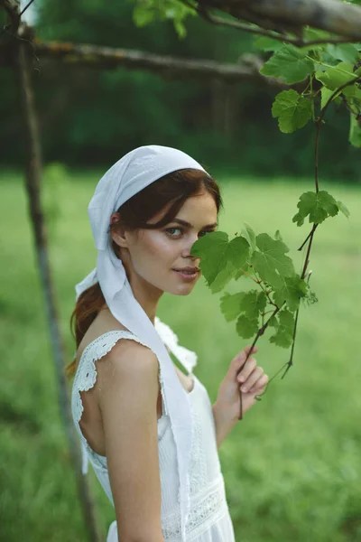 Žena v bílých šatech venkov rostliny příroda — Stock fotografie