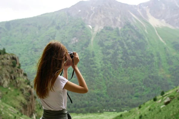 Mulher fotógrafa ao ar livre viagem estilo de vida profissional paisagem — Fotografia de Stock