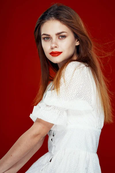 Alegre mujer pelirroja con labios rojos vestido blanco fondo rojo —  Fotos de Stock