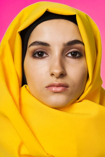 Mulher muçulmana no hijab posando moda etnia rosa fundo — Fotografia de Stock