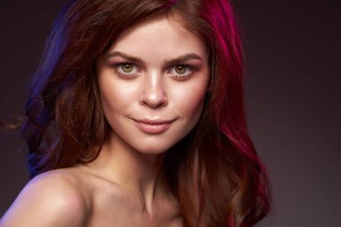 Güzel bir kadın stüdyo modasına uygun, koyu renk arka plan.