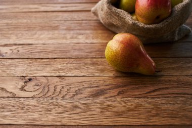Ahşap masa üzerindeki armutlar yakın plan tarım vitaminleri.