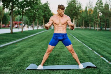 Sportif kaslı adam spor için parktaki spor motivasyonuna gidiyor.