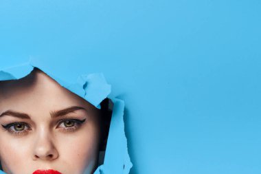 Kadın yüzü kırmızı dudaklar portre cazibesi sergiliyor