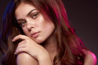 Güzel bir kadın stüdyo modasına uygun, koyu renk arka plan.