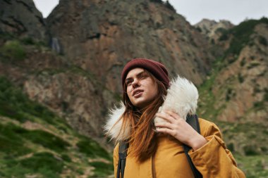 Sırt çantalı kadın yürüyüşçü dağlarda yolculuk özgürlüğü.