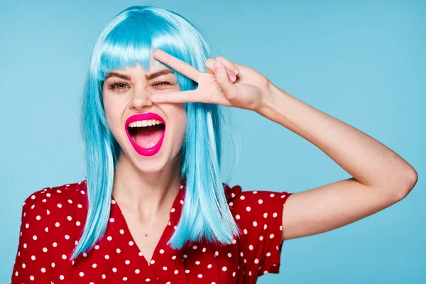 Vreugdevolle vrouw in paarse pruik glamour poseren blauwe achtergrond — Stockfoto