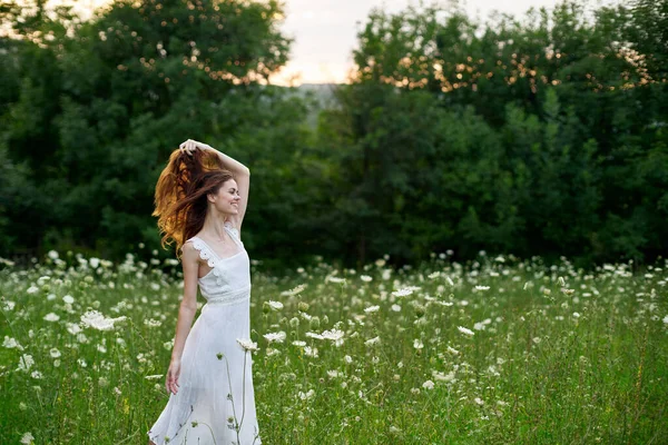 Mulher de vestido branco posando dança natureza verão — Fotografia de Stock